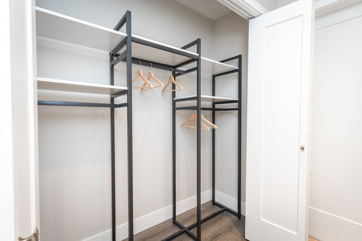 Гардероб в стая с двойно легло king size