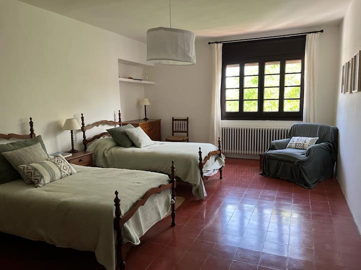 Chumba cha 3: Mbili angavu sana na yenye nafasi kubwa inayoangalia bustani.