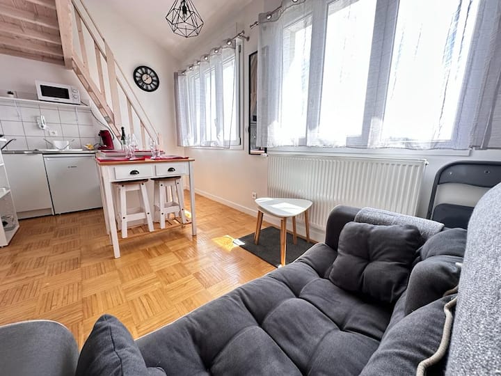 Here is the living room of the living room, you can rest in the sofa which can also serve as sleeping (sheets and towels not provided for this bed). 