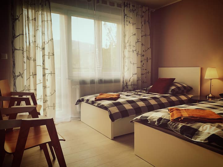 Спална соба со пристап до балкон