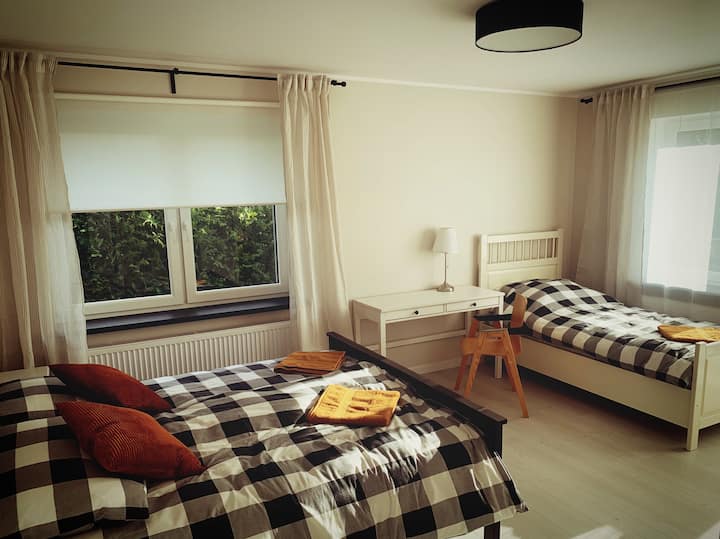 Голема спална соба со влез на балкон