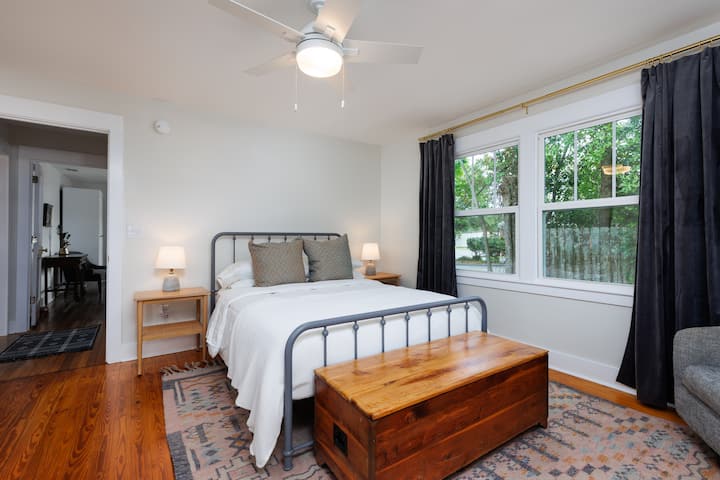 El dormitorio 2 tiene una cama queen y almacenamiento de ropa