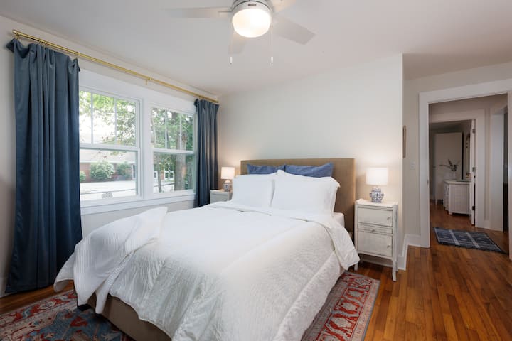 El dormitorio 1 tiene una cama tamaño queen, almacenamiento de ropa y un escritorio y una silla.