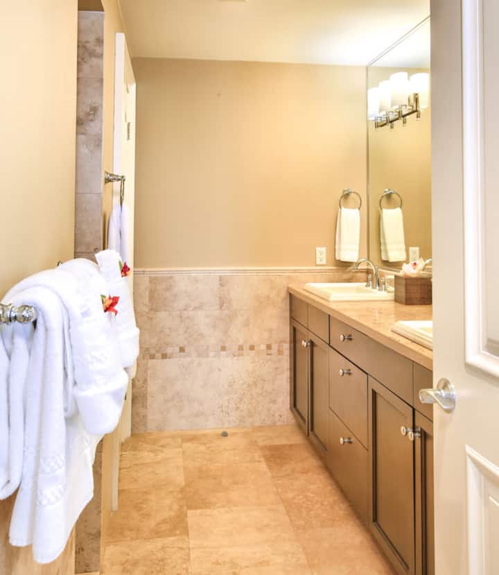 Windsong Resort Oceanfront One Bedroom Suite
