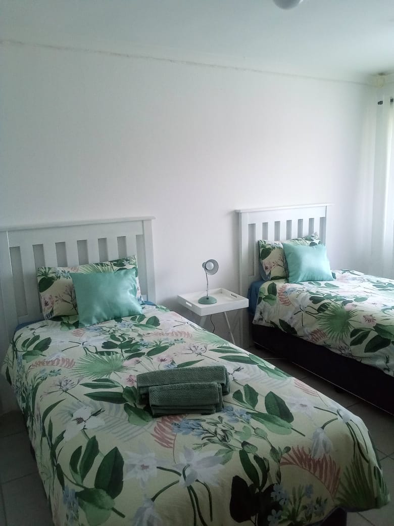 ห้องนอนที่สองพร้อมพัดลมและพื้นที่ทำงาน