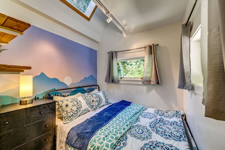 La seconde chambre est cosy et lumineuse ! Un lit Queen Size confortable et une vue sur le jardin.