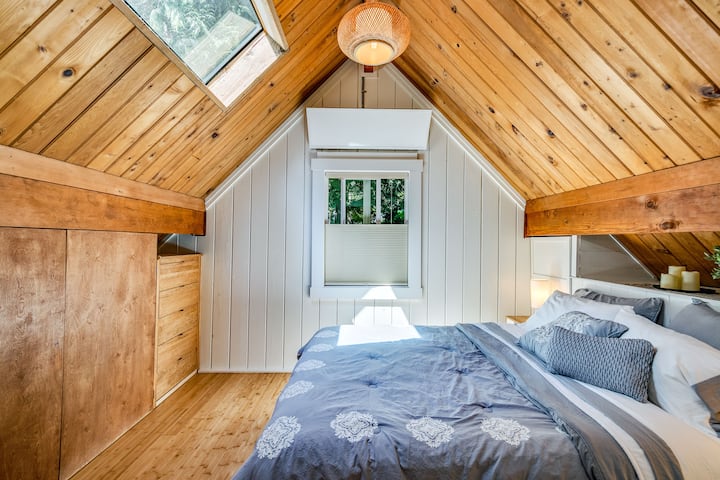 La chambre à l'étage donne l'impression d'être dans une cabane dans les arbres. La lucarne encadre les étoiles la nuit et les oiseaux s'élèvent pendant la journée.  Vous vous souvenez d'être un enfant, allongé dans l'herbe en regardant les nuages passer ? Cette chambre vous ramènera à cet endroit.