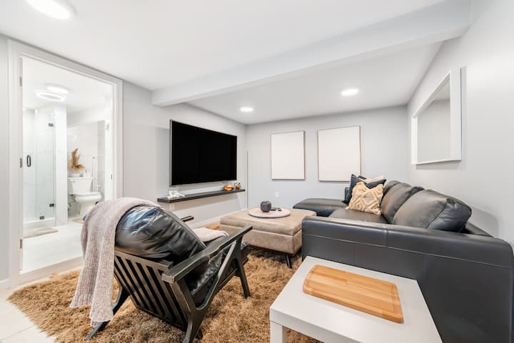 Minichodná izba s vlastnou kúpeľňou, 75-palcovou ohnivou televíziou a stmievateľným osvetlením. Rozkladacia pohovka na rozkladacej pohovke s manželskou posteľou Queen. Ďalšie posteľná bielizeň, vankúše a prikrývky sú k dispozícii v neďalekých šatníkoch.