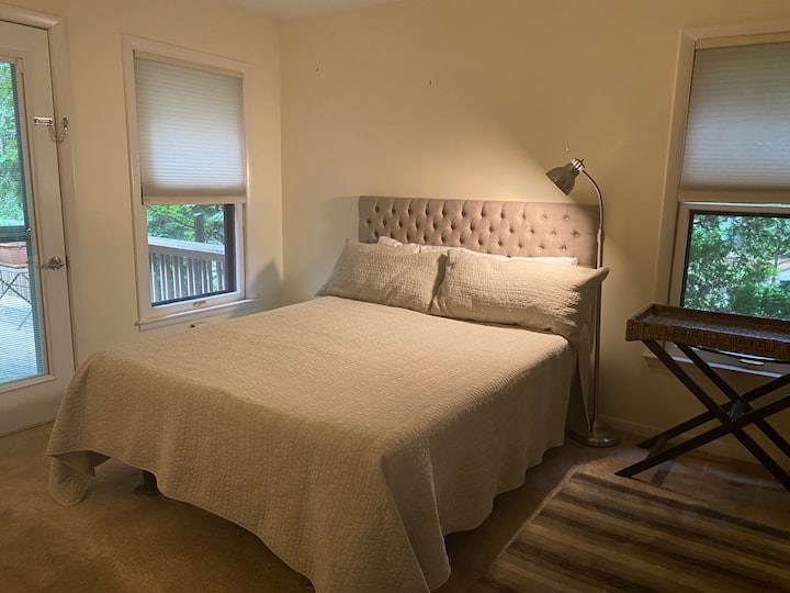 Main Floor Queen Bedroom