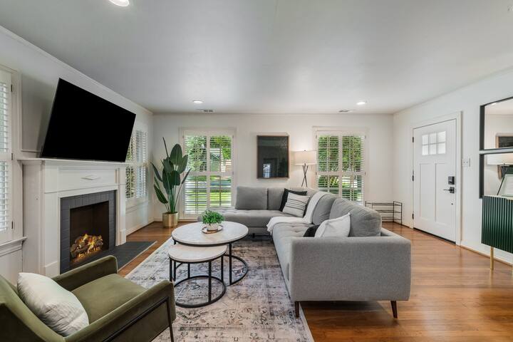 Sunset House – Luxury Pool and Hot Tub Retreat gallery image 5