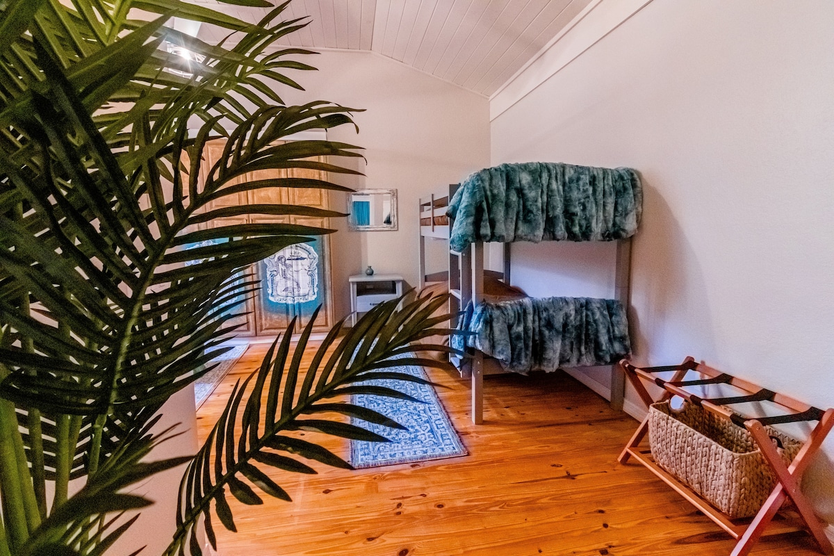 Dormitorio 4: litera junto a la cama Murphy.