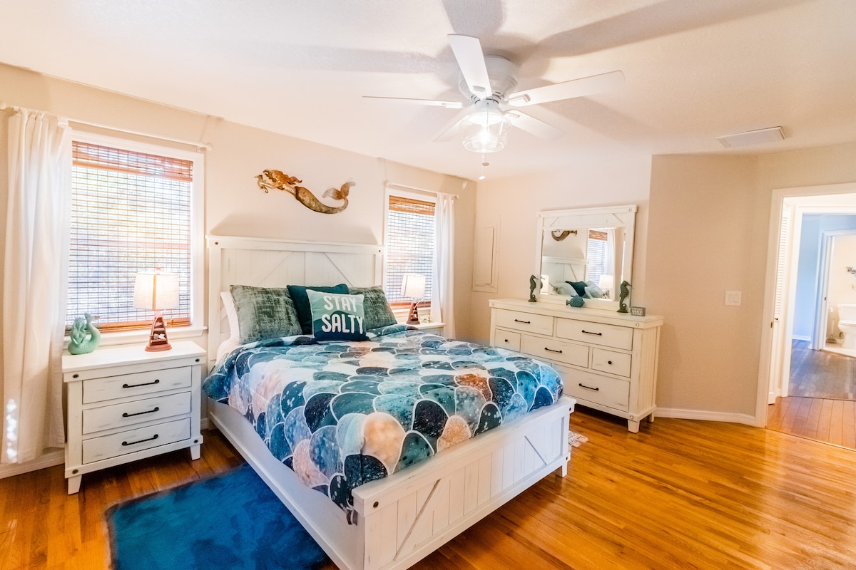 Dormitorio 2 con cama tamaño queen con TV: ¡espacioso!