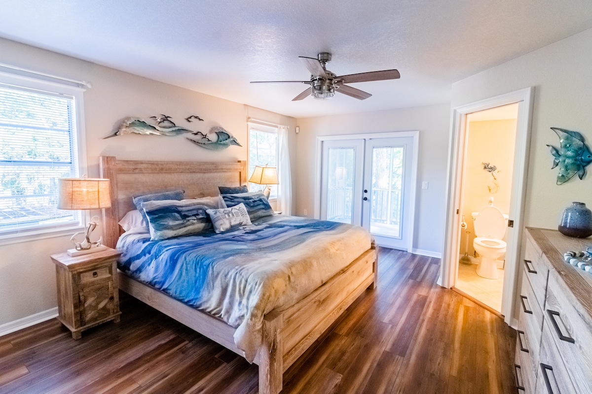 Dormitorio principal con acceso a un porche privado con mecedoras