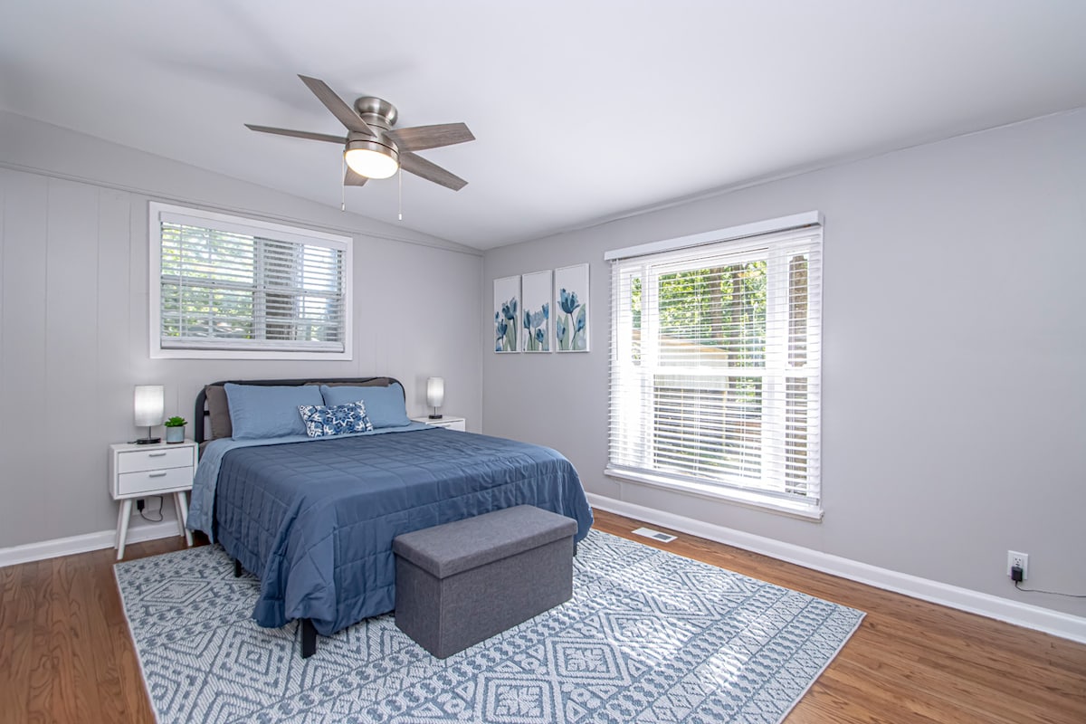 Master Bedroom: Queen, touch lamps with USB ports