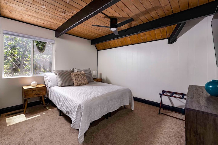 Dhoma e dytë kryesore e gjumit "queen" me shtroja prej pelushi, televizor inteligjent lundrues dhe instalime elektrike të fshehura. Shijo një ventilator tavani për rehati dhe pamje qetësuese të pyllit që e bëjnë atë një pushim ftues pas një dite ecjeje, skijimi ose eksplorimi të fshatit.