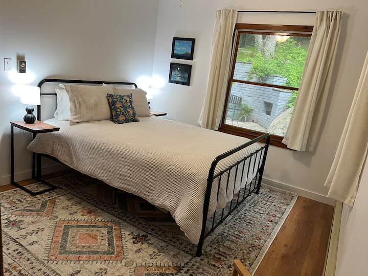 Kitanda cha ukubwa wa Malkia katika chumba cha kulala cha upande, ghorofa ya kwanza