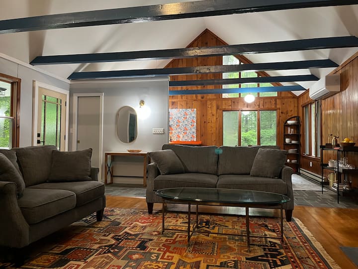 Sebule iliyo na meko ya mawe na piano wima