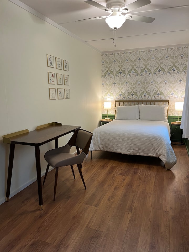 Kitanda cha ukubwa kamili kwenye ghorofa ya kwanza na dawati
