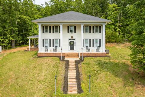 Large home with acres to explore! 10 min to LU