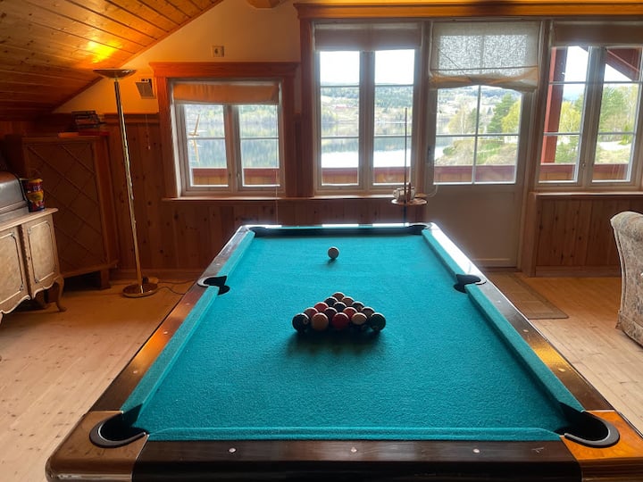 เล่นบิลเลียดยามค่ำคืน