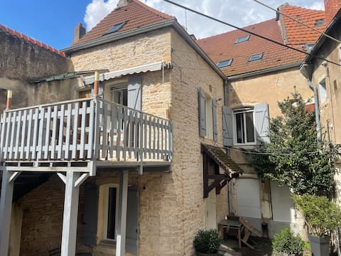 Pleasant cottage in the heart of the city center for 4 people.