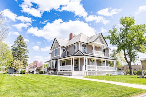 The Quick House - Your Refined Northern MI Getaway