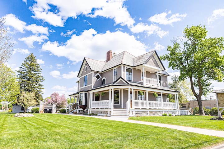 The Quick House - Your Refined Northern MI Getaway