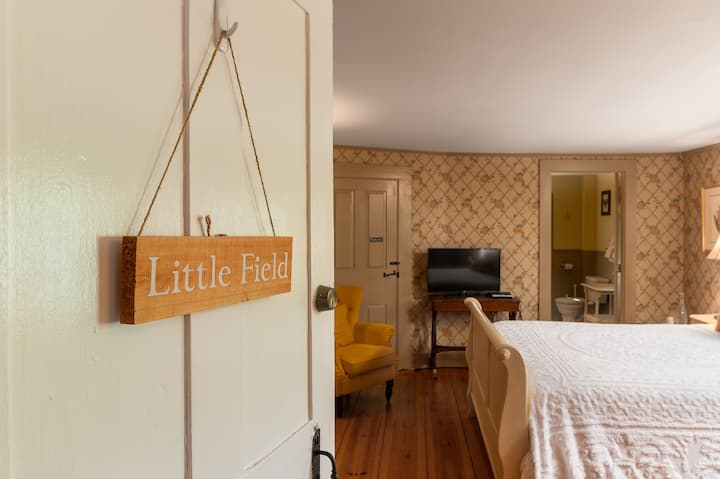 Საძინებელი №5: პატარა მინდვრის აპარტამენტი, რომელიც მდებარეობს სახლის უკანა მხარეს, მეორე სართულზე