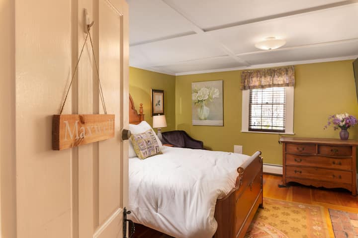 Საძინებელი №6: მაქსველის აპარტამენტი, რომელიც მდებარეობს სახლის უკანა მხარეს, მეორე სართულზე