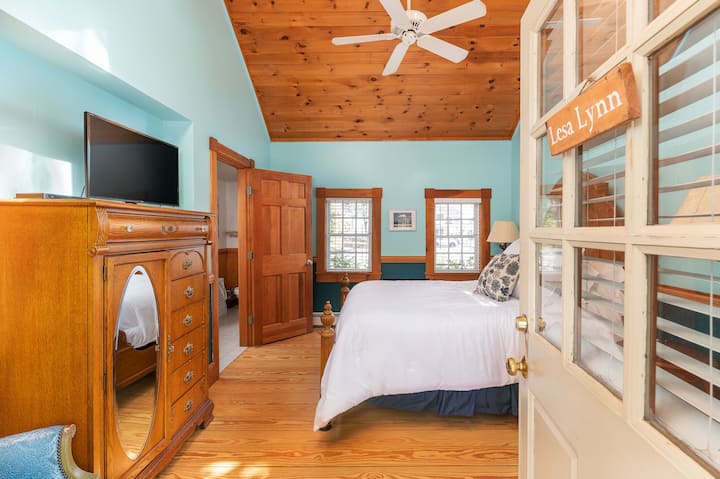 Საძინებელი №7: ლესა ‑ ლინის აპარტამენტი, რომელიც მდებარეობს სახლის უკანა ნაწილში, ცალკე შესასვლელით