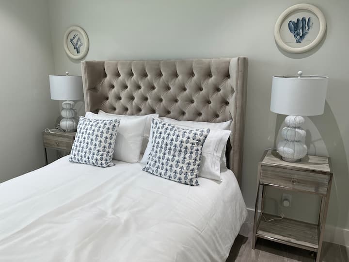 Second bedroom queen bed