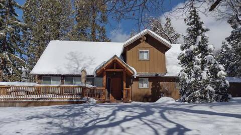 Sequoia Retreat: Spacious Cabin/Hot tub/SunDeck