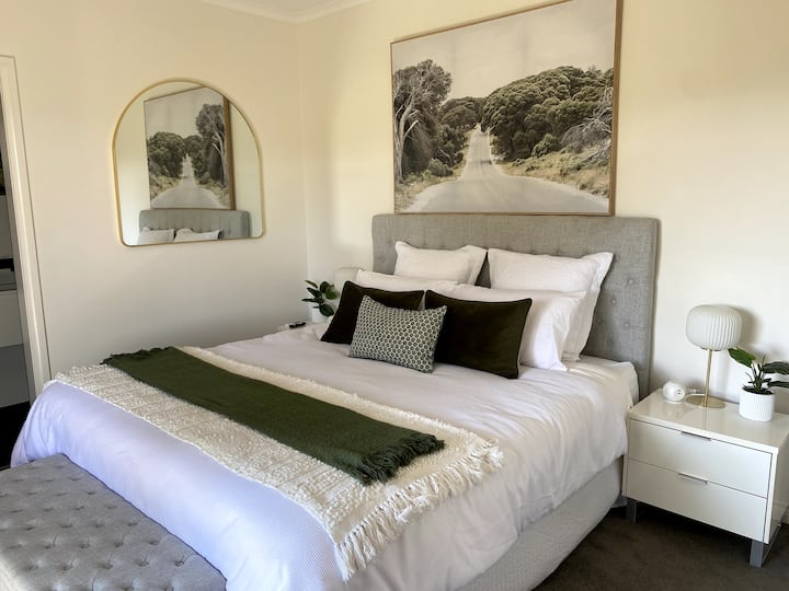 Master - Kitanda cha Kifalme