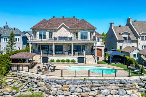 Luxurious Waterfront House packed with Amenities