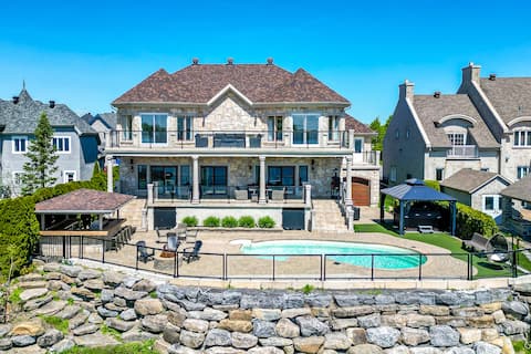 Luxurious Waterfront House packed with Amenities