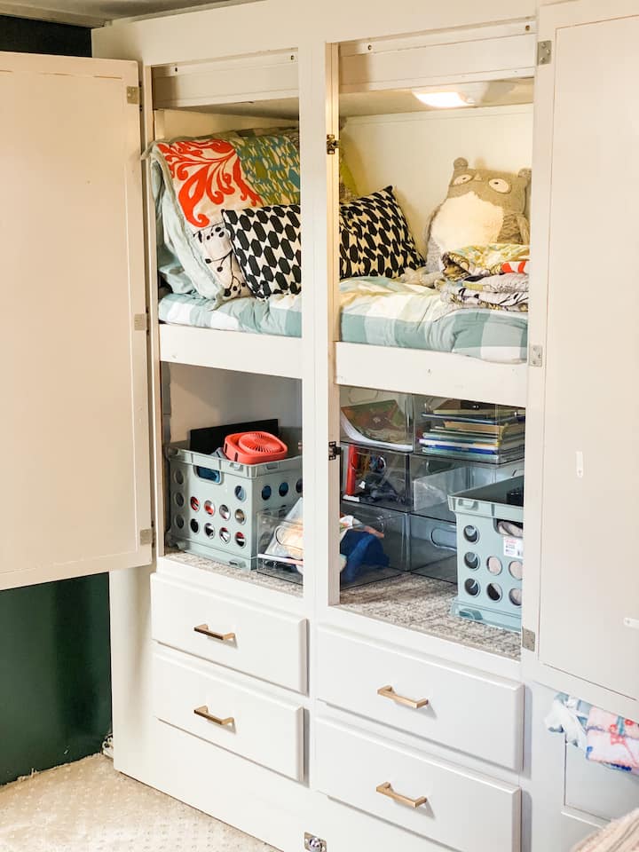 يبلغ طول السرير العلوي ستة أقدام. ومع ذلك، ليس واسعًا مثل واحد كامل. ينام طفلي البالغ من العمر 12 عامًا هنا بشكل مريح بشكل طبيعي. 