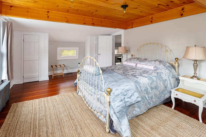 ห้องสวีทห้องนอนหลักพร้อมที่นอนควีนไซส์หรูใหม่เอี่ยมพร้อมฐานปรับระดับได้ด้วยการกดปุ่ม ผ้าฝ้ายเนื้อดีคอลเล็คชั่นโรงแรม 