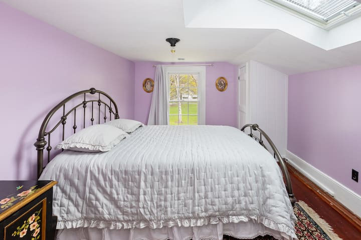 ห้องนอนสีม่วงที่มีช่องแสงด้านบนเป็นห้องนอนของนักเดินทางหนุ่มสาว