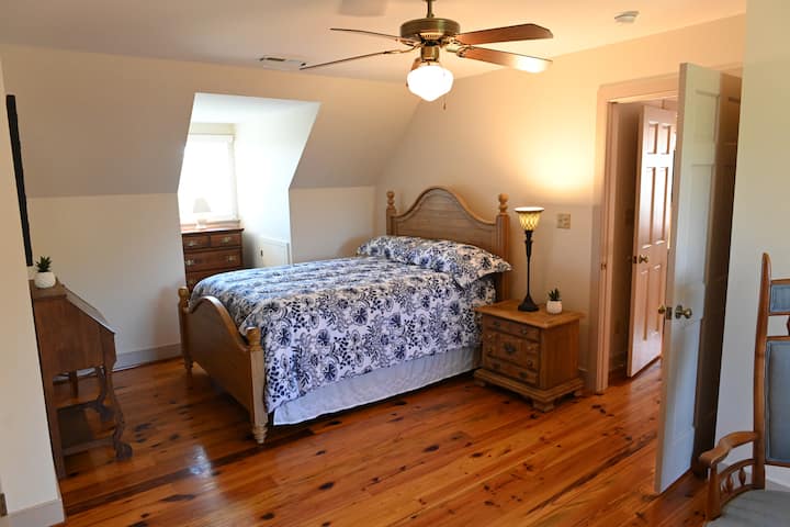 หนึ่งในสองห้องนอนนี่คือห้องของป้าพิมม์