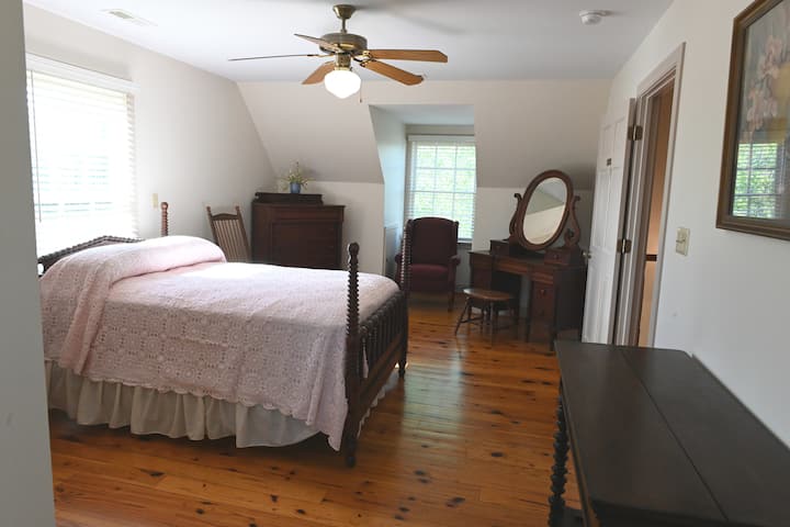 หนึ่งในสองห้องนอนในเวสต์วิงของแอทโลนฟาร์ม นี่คือห้องของลุงบ็อบ