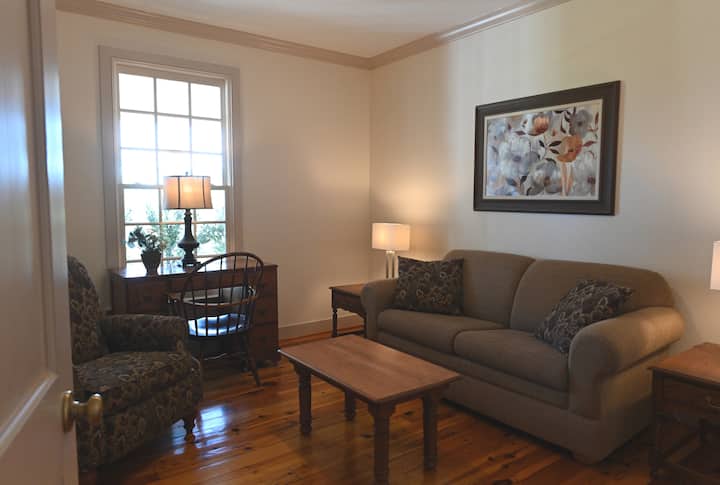 ห้องนั่งเล่น/สำนักงานปีกตะวันตกของ Athlone Farm มีโซฟาปรับนอนขนาดใหญ่ส่วนตัว