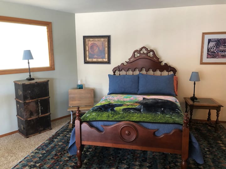 Ლურჯი ოთახი
პირველი ლოფტის საძინებელი. Სრული საწოლი. კარადა
კონფიდენციალურობის ფარდები. Დამატებითი ხის ოთახი, თუ საჭიროდ ჩავთვლით, კარადაშია.
