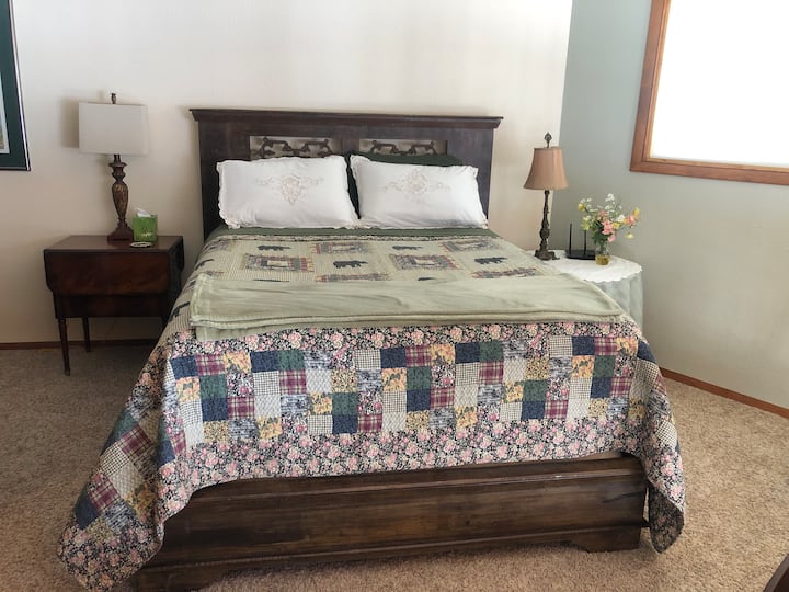 Მთავარი ლოფტის დათვის საძინებელი. 
Დედოფლის საწოლი. კარადა. იარეთ კარადაში.
Კონფიდენციალურობის შავი ფარდები, რომლებიც გამოყვანილია ოთახის მთელ სიგანეზე გასასვლელად.