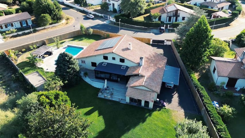 Villa entre le Bassin et Bordeaux *jardin/piscine*