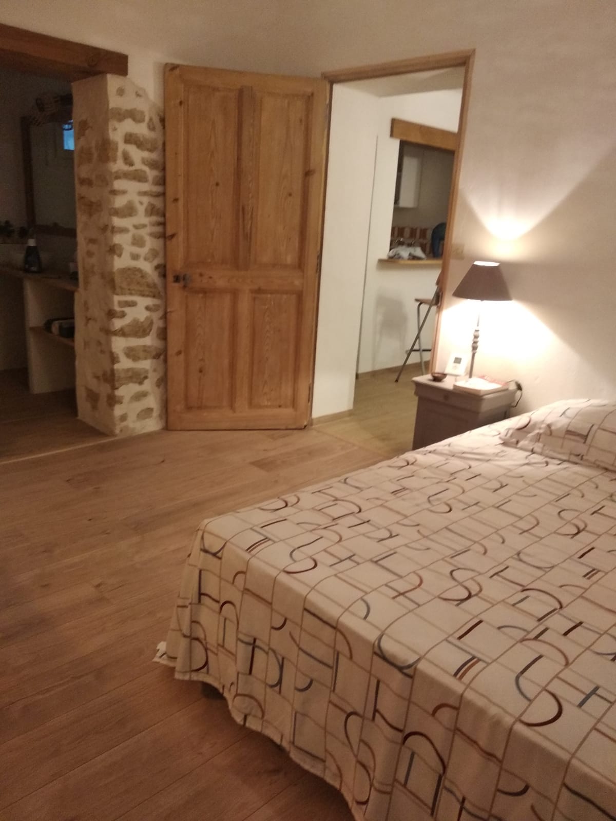 غرفة بسرير مزدوج