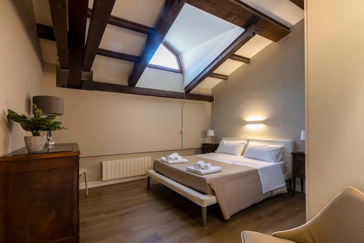 dormitorio grande con cama tamaño king