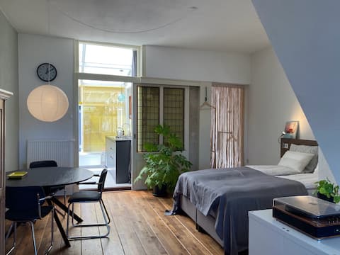 Top Airbnb: Stylish downtown harbor home, beach & restaurants. in Den Helder