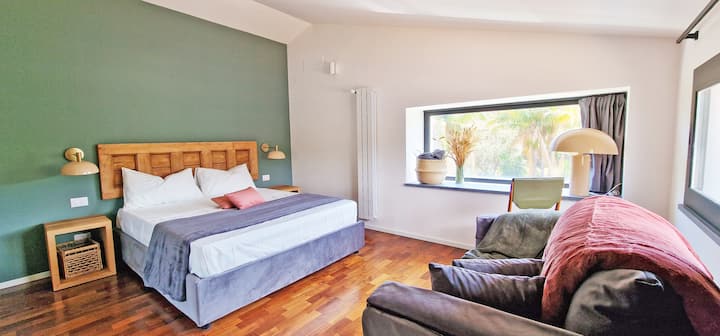 Dormitorio con suelos de parqué y muebles hechos a medida de madera de castaño