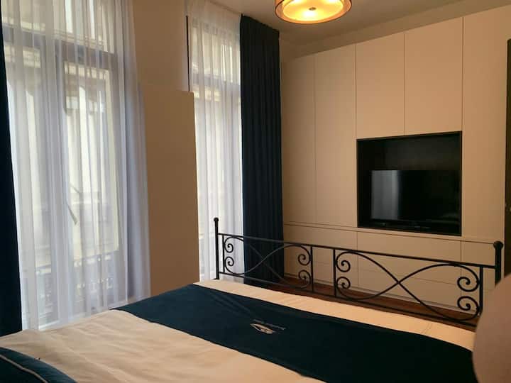 Отпуснете се и се отпуснете в тази спокойна спалня с удобно двойно легло king size и много естествена светлина:

Легло с дължина 2,2 метра
Климатик
Затъмняващи завеси
Просторен гардероб
UHD телевизор с Netflix
Спално бельо от египетски памук