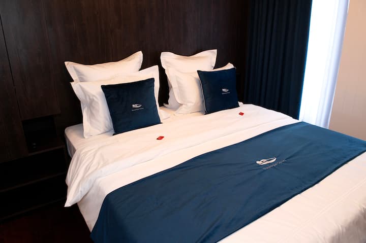 Отпуснете се и се отпуснете в тази спокойна спалня с удобно двойно легло king size и много естествена светлина:

Голямо двойно легло
Климатик
Затъмняващи завеси
Гардероб
UHD телевизор с Netflix
Спално бельо от египетски памук